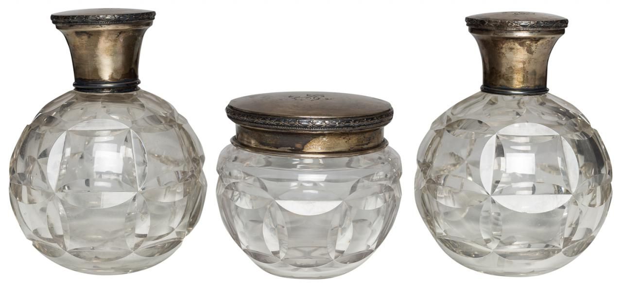 Null 切割玻璃梳妆台套装包括三个半球形底座的罐子，带有对比强烈的银色漏斗和盖子。20世纪初。S. XX.

最大高度：14厘米
首字母缩写："MS"（交错排&hellip;