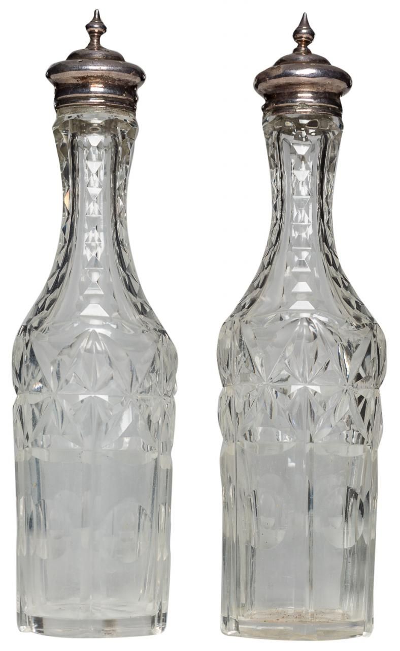 Null 一对切割玻璃的小酒瓶，带银色瓶塞。S. XX.

高度：8厘米。