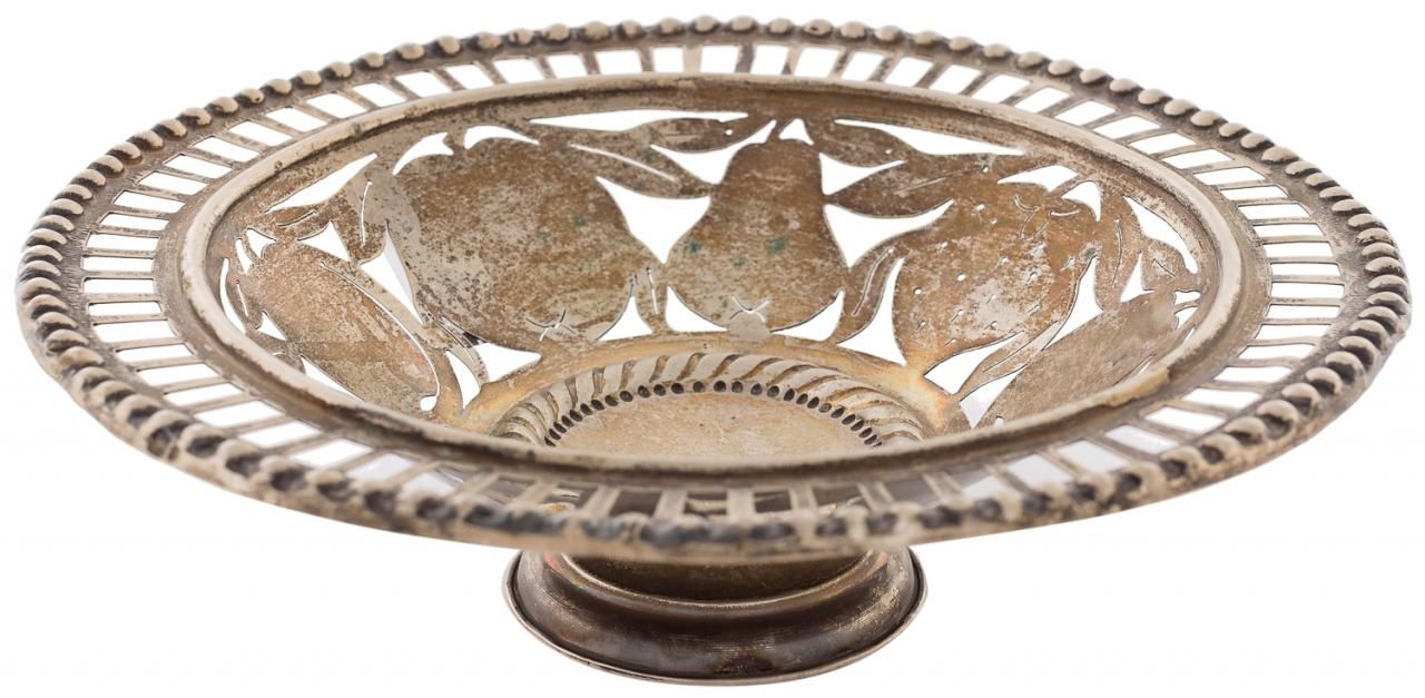 Null 银质镂空小水果碗，珍珠轮廓，内部装饰有水果。S. XX.

6 x 22 x 22 cm
重量：155克