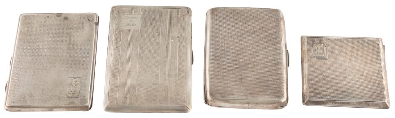 Null 一套四个打孔的英国银烟盒。伯明翰，20世纪初。S. XX.

13 x 8,5 cm med. Max.
重量：621克。