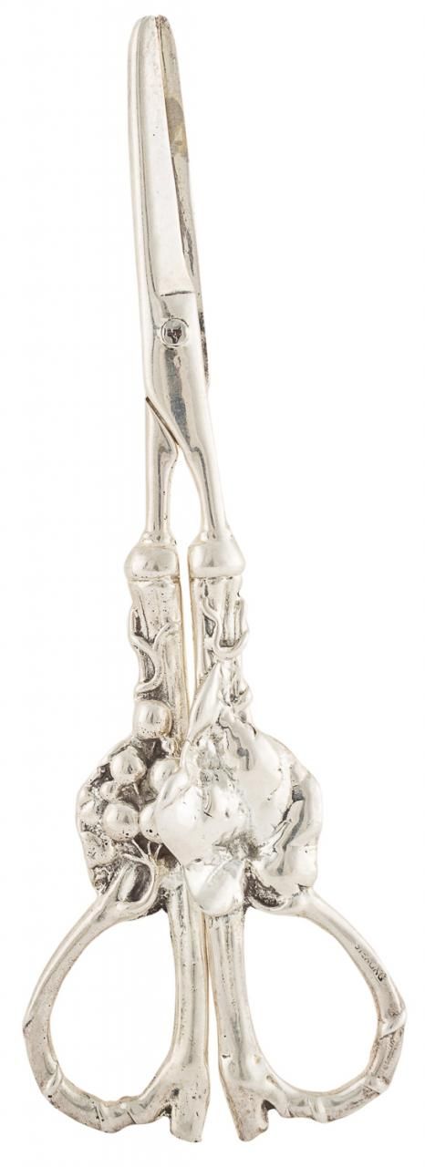 Null 纯银剪刀，装饰有成串的葡萄和藤叶。S. XX.

18 x 7 cm
重量：157克。