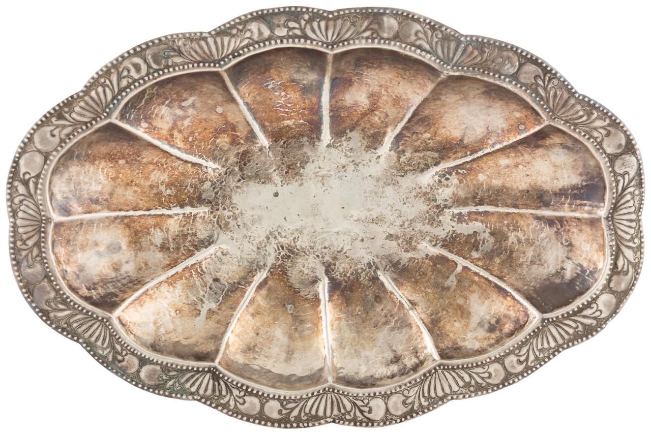 Null 银质托盘，仿照总督模式，边缘凿有大圆点和植物图案的装饰。S. XX.

36,5 x 25 x 4 cm
重量：315克。