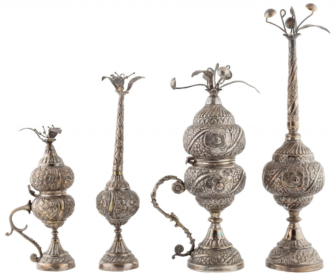 Null Cuatro objetos en plata con decoración cincelada de motivos florales y vege&hellip;