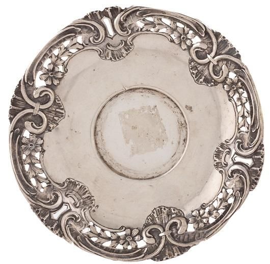 Null Piccolo piatto in argento decorato con volute e fiori.

14,5 x 14,5 cm
Peso&hellip;