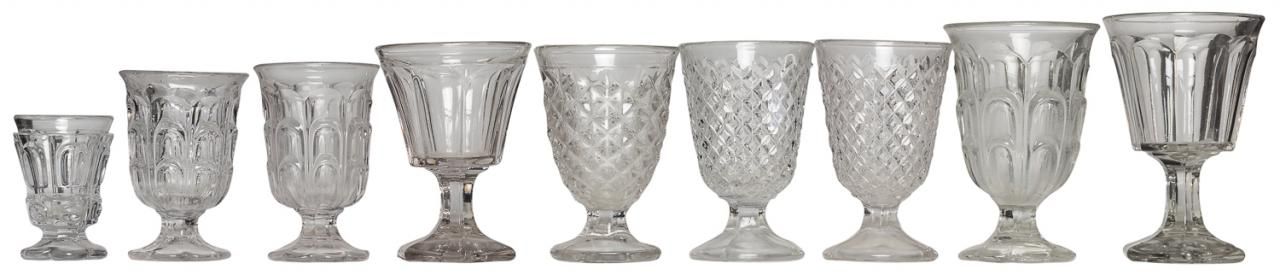 Null 一套九个半透明玻璃杯。20世纪初。S. XX.

16.5 alt. Max.
其中有三个钻石头，四个链状的，两个刻面的。