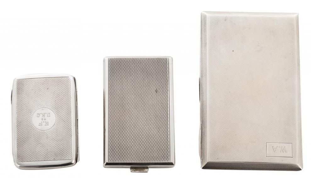 Null 一批三个银色冲孔的香烟盒。S. XX

总重量：388克。