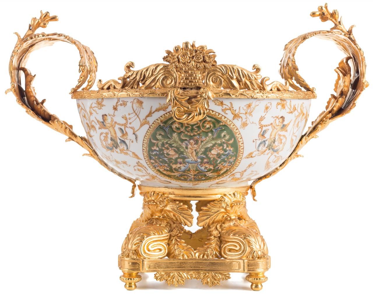 Null 法国珐琅彩瓷器中心器皿镶嵌在鎏金铜器中。装饰有文艺复兴时期的图案，叶形把手和侧面的花瓶。法国，19世纪。

34 x 30 x 46厘米。