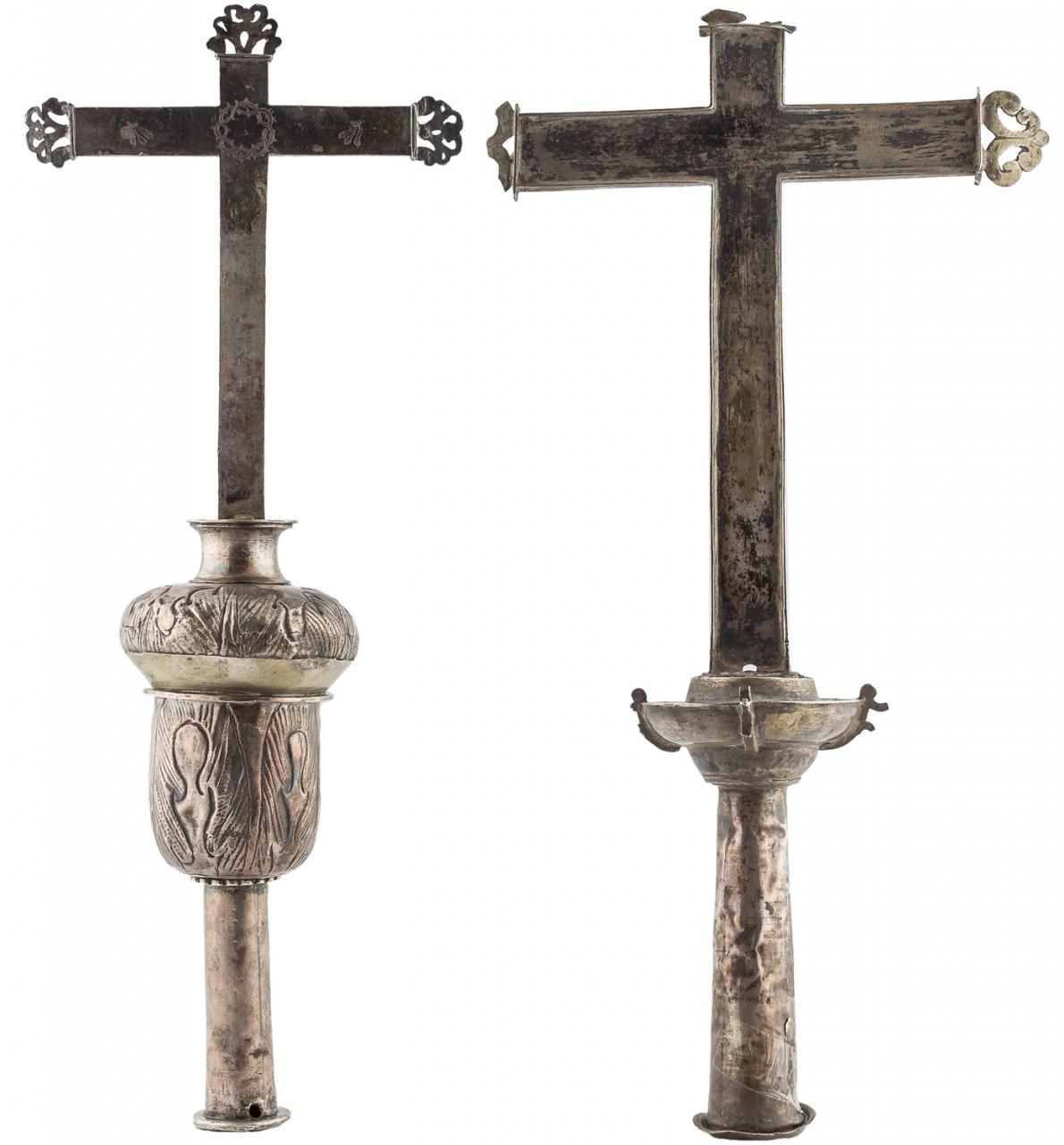 Null 一对银质的拉丁文十字架，平臂和镂空装饰的游行十字架。钟形结，有植物装饰。西班牙。S. XVII.

38 x 20 cm
重量：830克。其中一个有小&hellip;