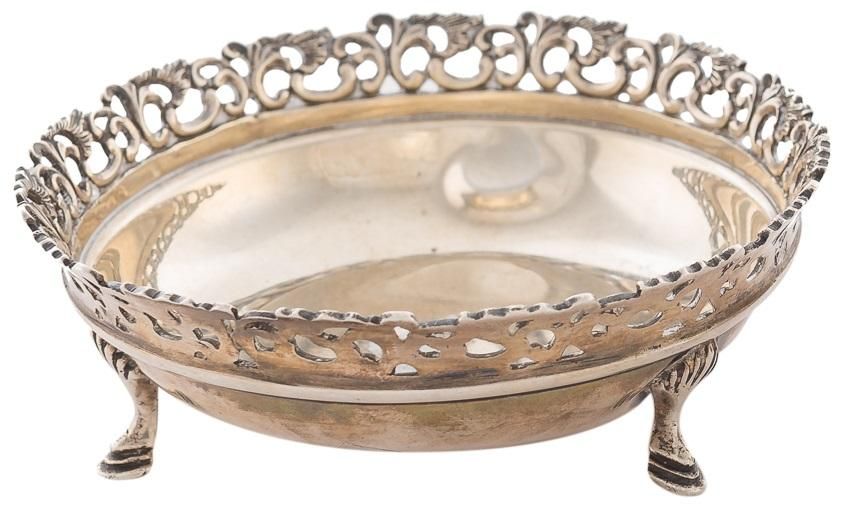 Null Small bowl in silver punched with vegetal decoration.

4,5 x 12 x 12 cm
Wei&hellip;