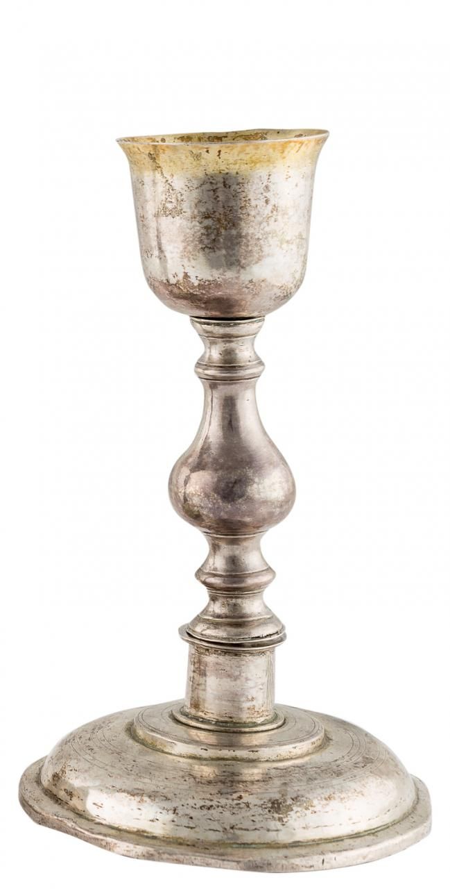 Null 西班牙银质圣杯，里面有镀金的杯子。圆形模制的底座和带有飞翔模制的栏杆结。S. XVIII.

23 x 14 x 14 x 14 cm。