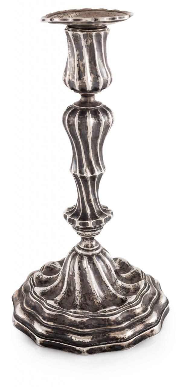 Null Candeliere in argento punzonato coloniale. S.XVIII.

21,5 x 11 cm x 11 cm 
&hellip;