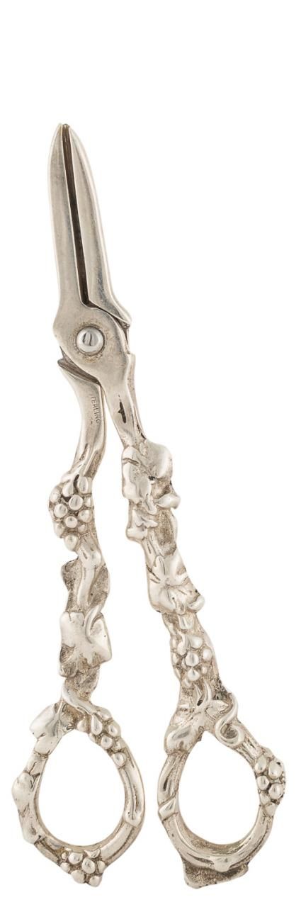 Null 纯银剪刀，装饰有成串的葡萄和藤叶。S. XX.

16 x 6 cm
重量：103克。