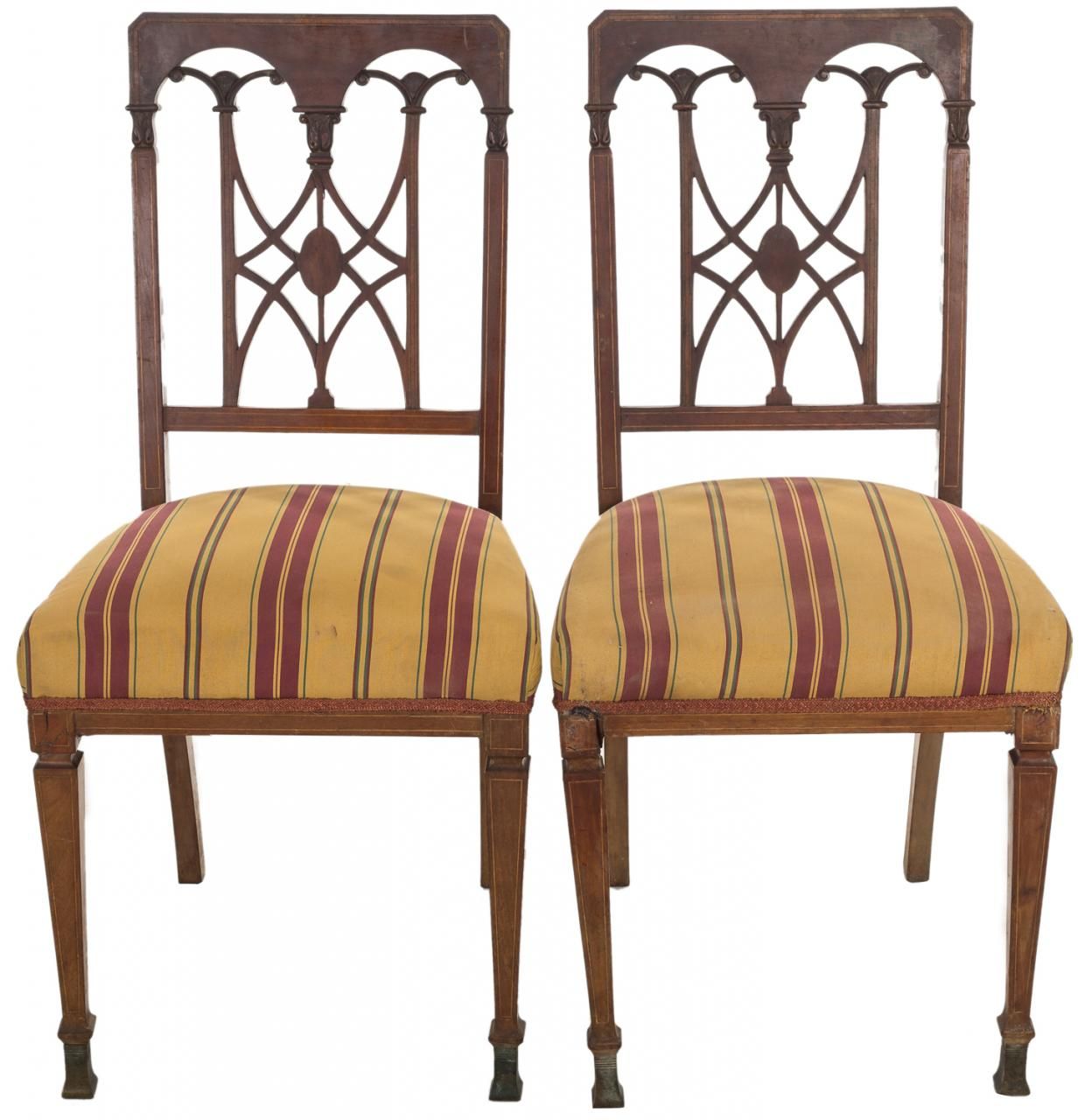 Null 一对英国桃花心木椅子，背部有镂空设计。 H. 1880.

90 x 42,5 x 43,5 cm
损坏。