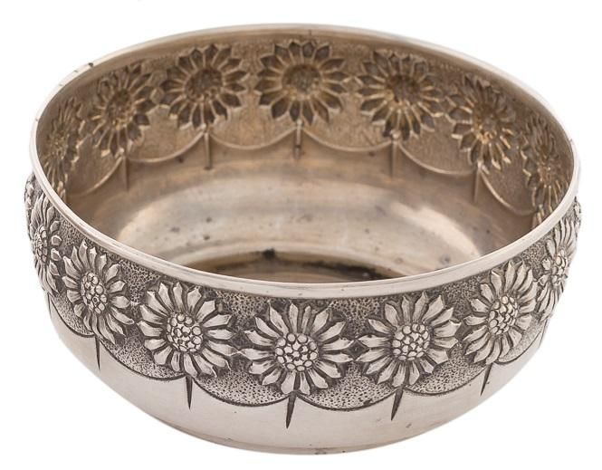 Null Bowl in silver punched with daisies decoration.

4 x 9 x 9 x 9 cm
Weight: 5&hellip;