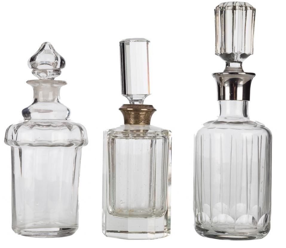 Null Lote de tres perfumeros en vidrio. S. XX

Altura máx: 20 cm