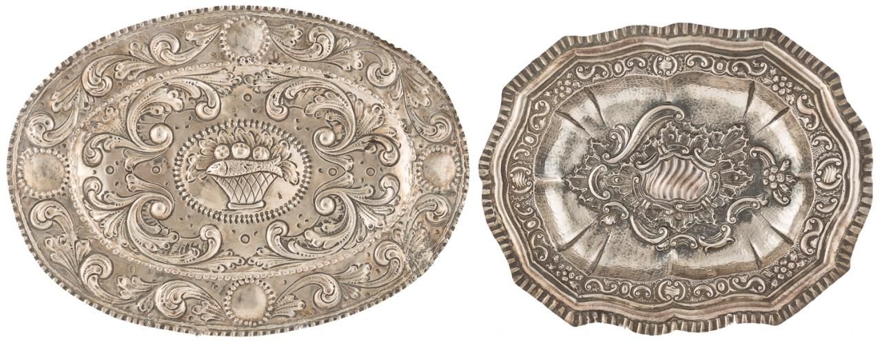 Null Lot von zwei ovalen Tabletts in Silber kontrastiert mit geprägtem Dekor mit&hellip;