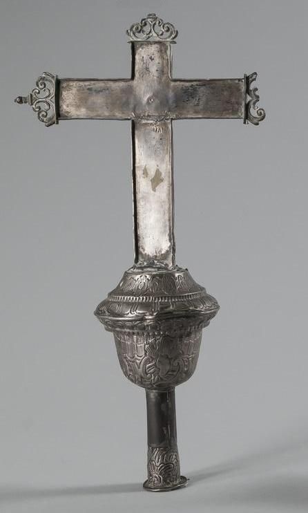 Null 银质的拉丁文十字架，平臂和镂空装饰的游行十字架。钟形结，有植物装饰。西班牙。S. XVIII.

38 x 20 cm
重量：409克