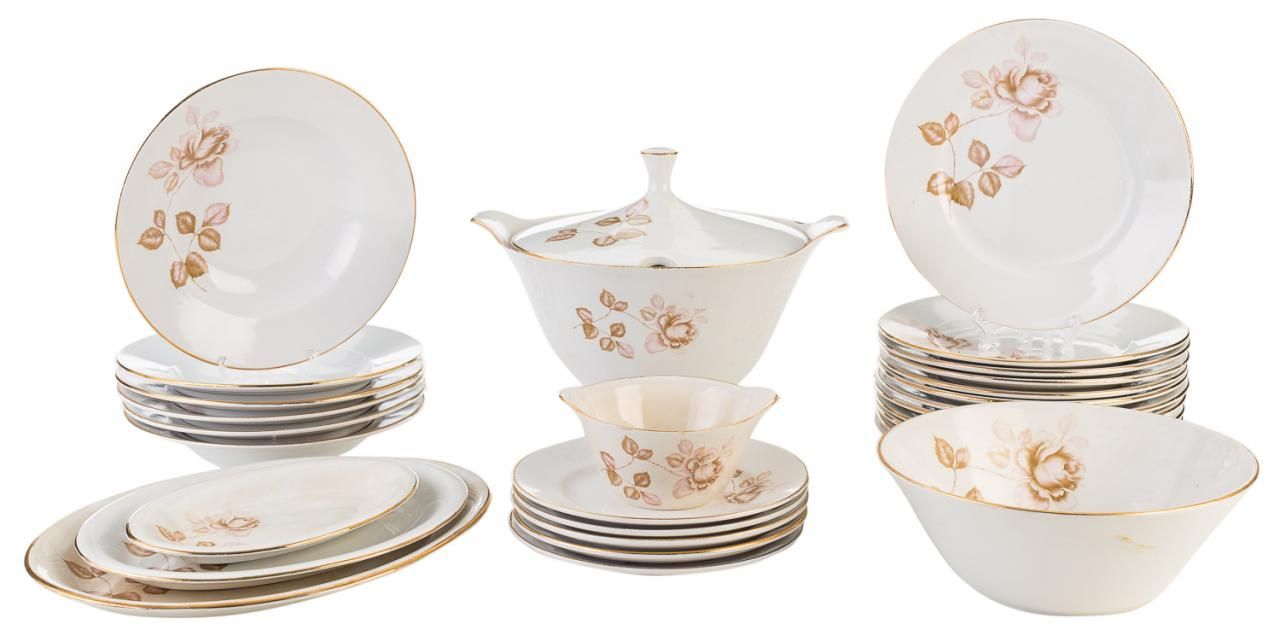 Null 皮克曼陶器餐具，有花卉装饰和鎏金丝。Pp.S. XX


包括：6个汤盘（23厘米），6个甜点盘（19.5厘米），12个餐盘（23厘米），一个瓦罐（1&hellip;