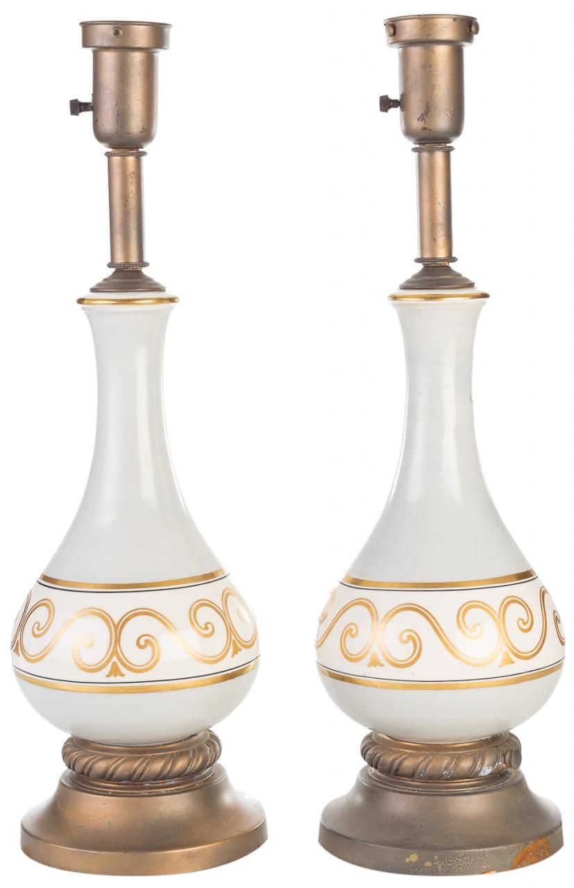 Null Paire de pieds de lampe en porcelaine, décorés en doré. 

58 x 17 cm