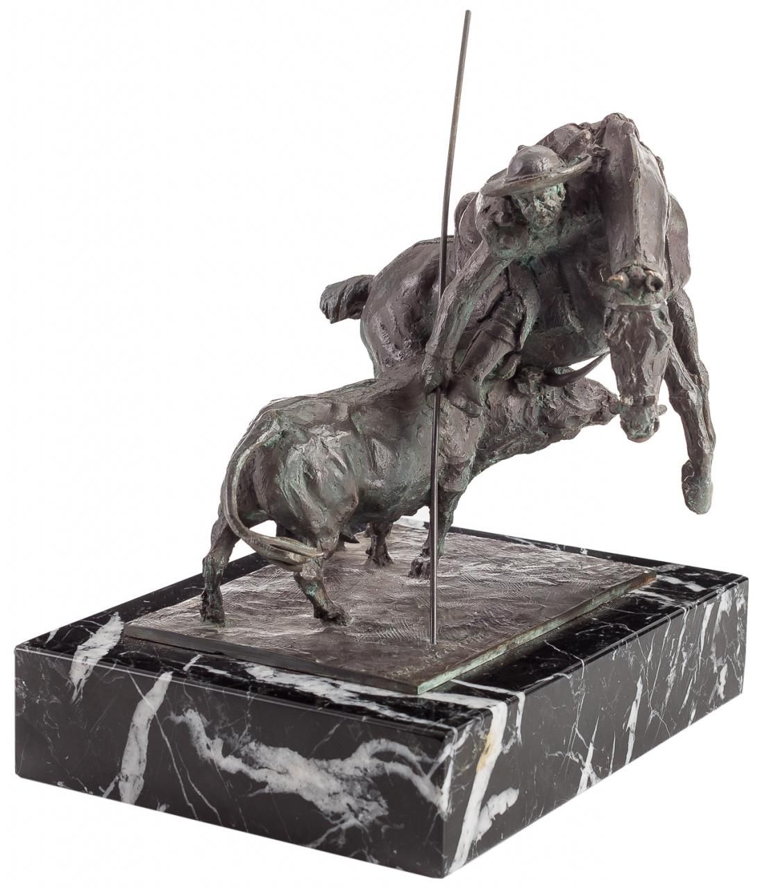 JOSÉ ANTONIO MÁRQUEZ (Aracena, Huelva, 1937) 带公牛的皮卡多
大理石底座的青铜器
21 x 18 x 18 cm
有&hellip;