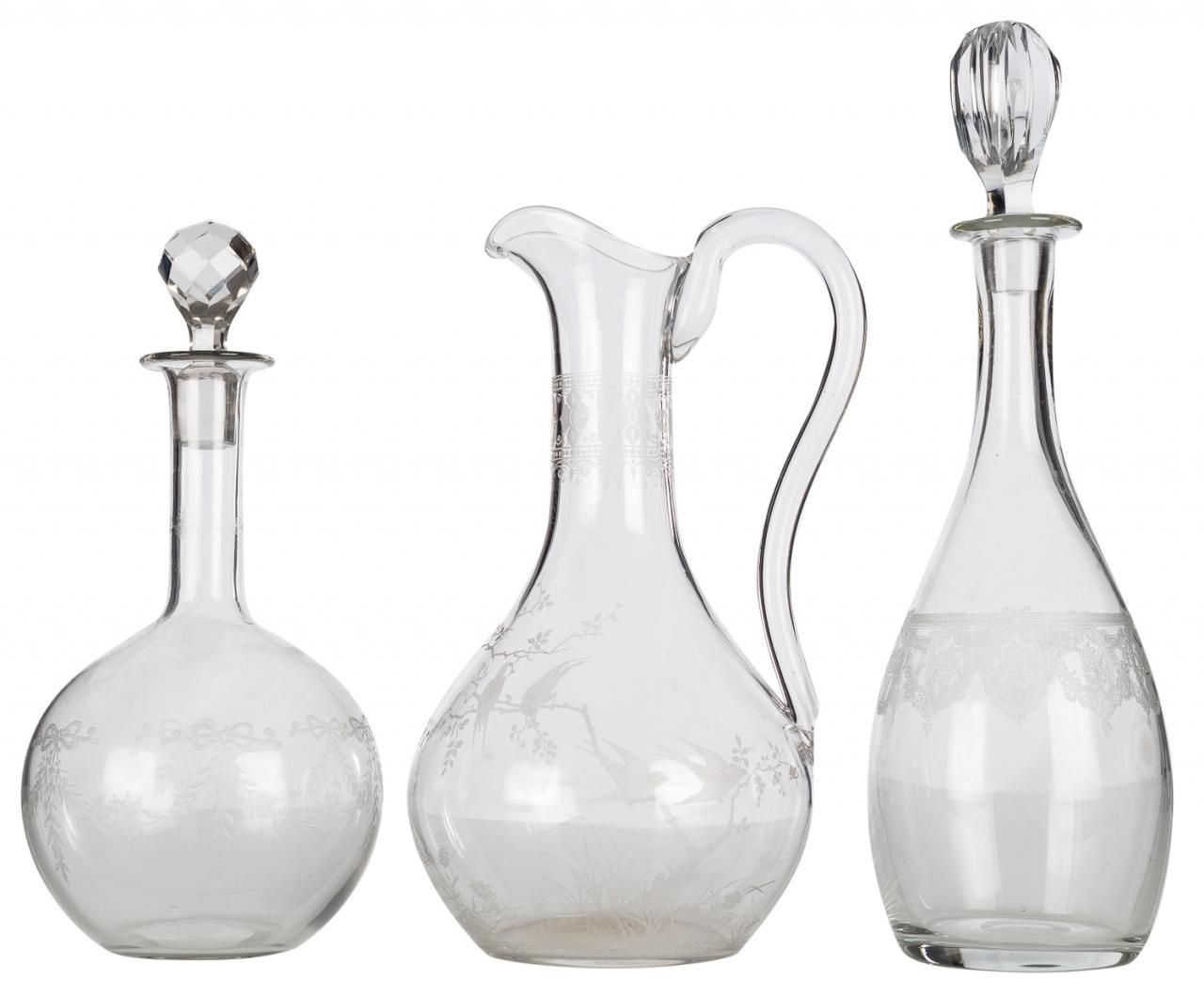 Null 一套两个带瓶塞的瓶子和一个无色玻璃的酒壶，上面刻有新古典主义的装饰。S. XX

最大高度：35厘米