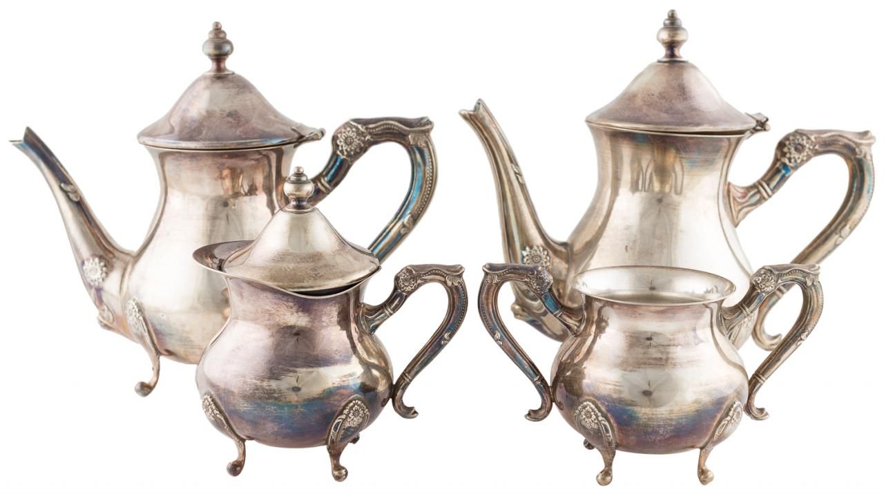 Null 由茶壶、咖啡壶、糖碗和牛奶壶组成的一套打孔银质咖啡套装。

各种措施
重量：1524克。其中一块缺少盖子的铰链。