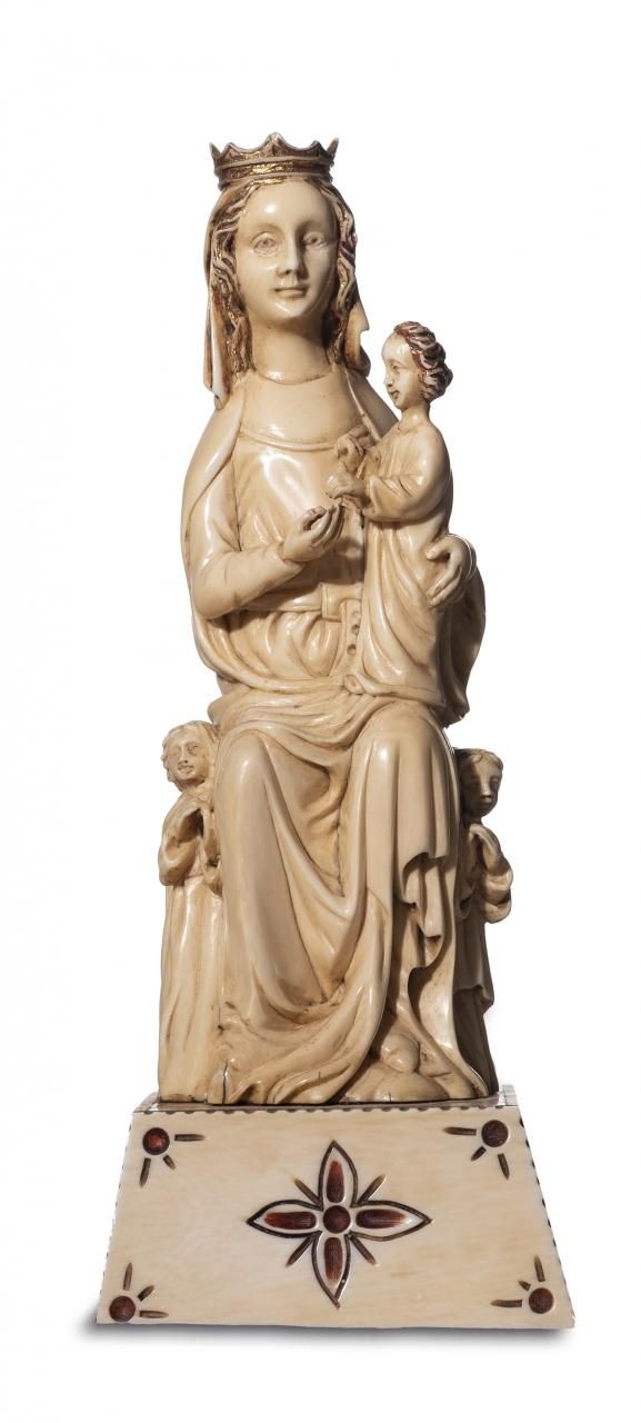 Null 圣母和孩子的两侧是两个天使
雕刻和涂墨的象牙
18 x 6 x 7 cm

S. XX.签名为 "SELI FRAM"。