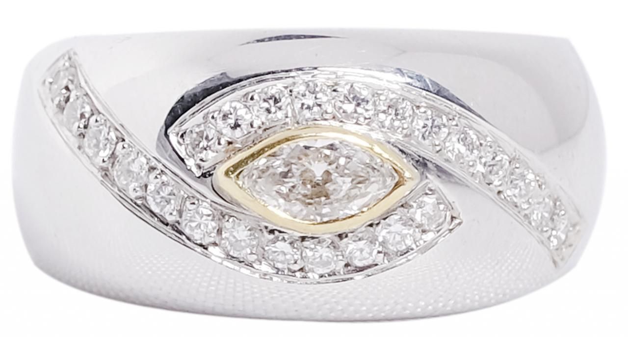 Null Breiter Ring aus 18 k Weißgold mit einem Diamanten im Marquiseschliff mit e&hellip;