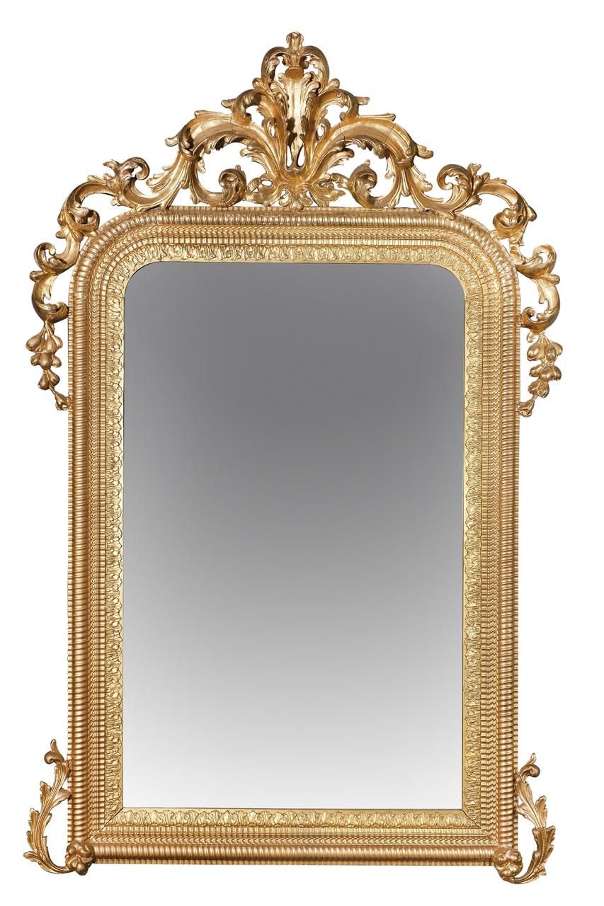 Null Grand miroir en bois sculpté et doré avec crête à motifs végétaux. S. XIX. &hellip;
