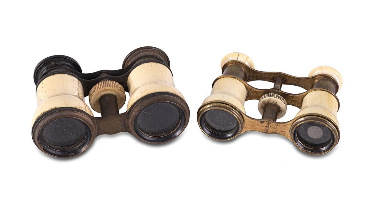 Null Pair of binoculars with bone cover. Ffs. S. XIX - Ppios. S. XX. 

6,5 x 10,&hellip;