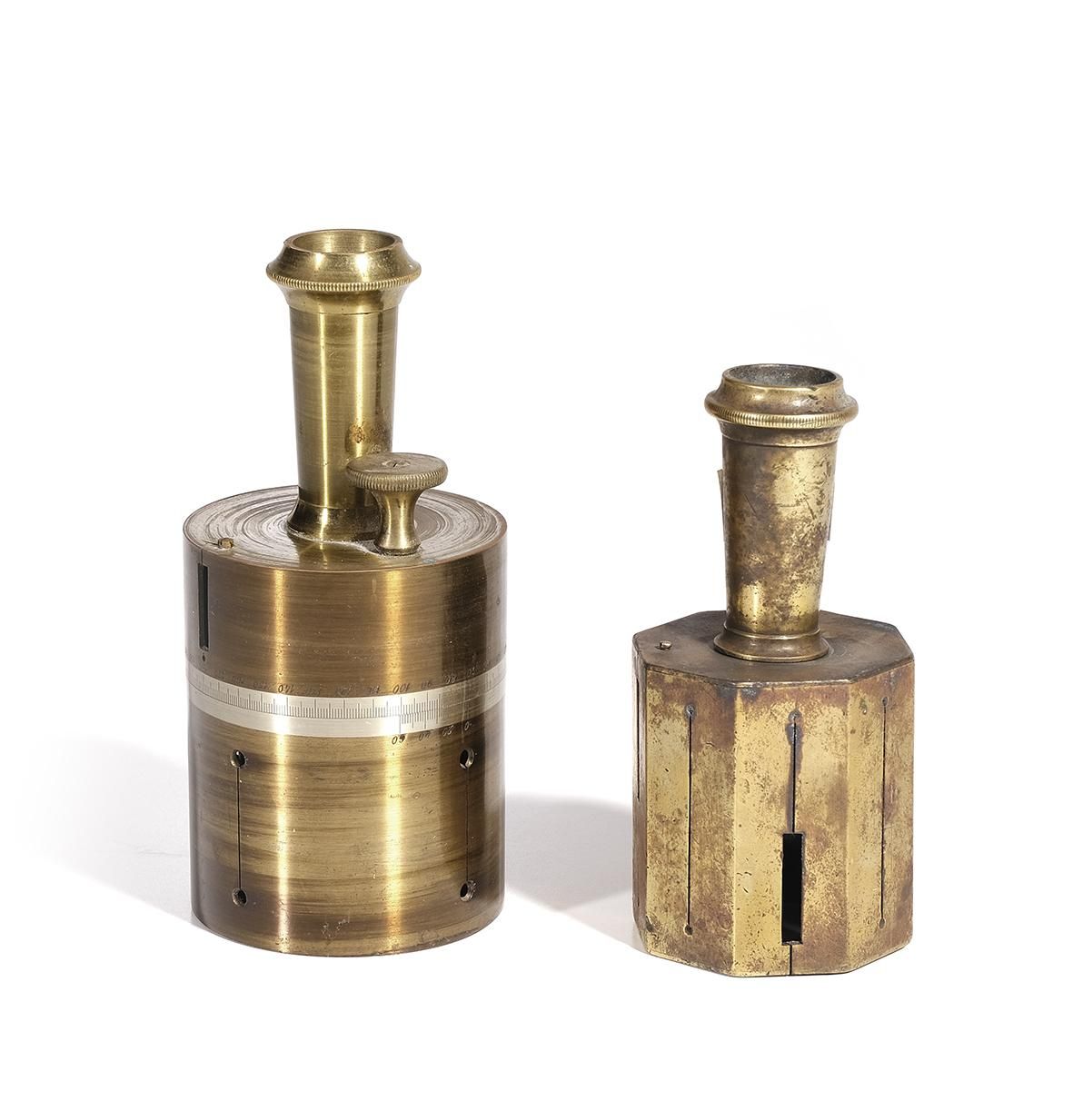 Null 青铜制的受电弓和测量仪方块。20世纪上半叶

高度：14.5厘米和12厘米。
他们有缺点。