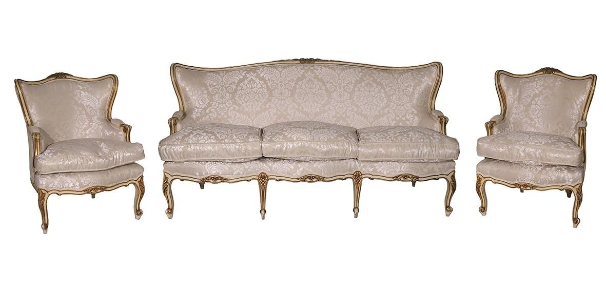 Null 路易十五风格的三件套，包括一个沙发和两个扶手椅。雕刻的，镀金的和多色的木头，顶端和腿上有植物的图案。米色调的大马士革软垫。法国，ffs.S. XIX.&hellip;