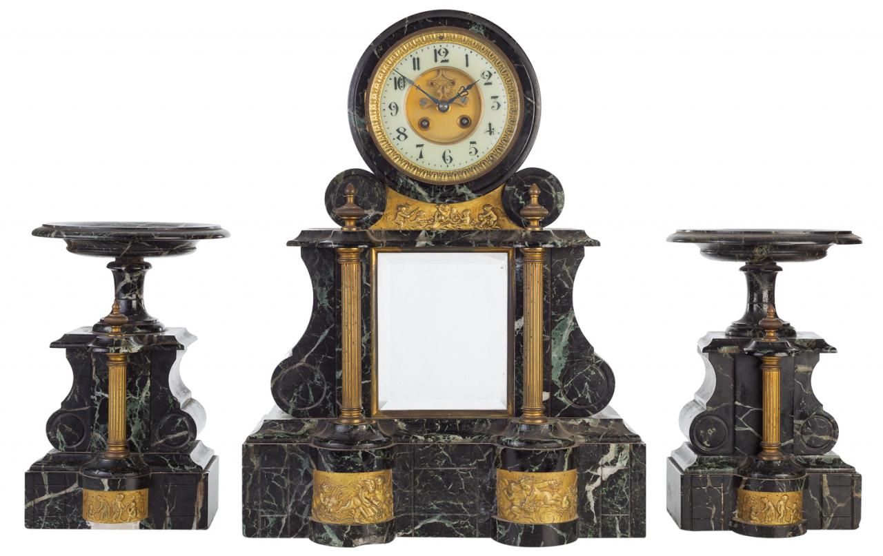Null 带脉纹大理石装饰的时钟。法国。19世纪晚期。 

时钟49 x 17 x 39厘米/眼镜29 x 17.5厘米。