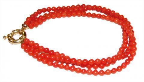 Null Bracelet composé de trois rangs de perles de corail de 3,2 mm de diamètre e&hellip;