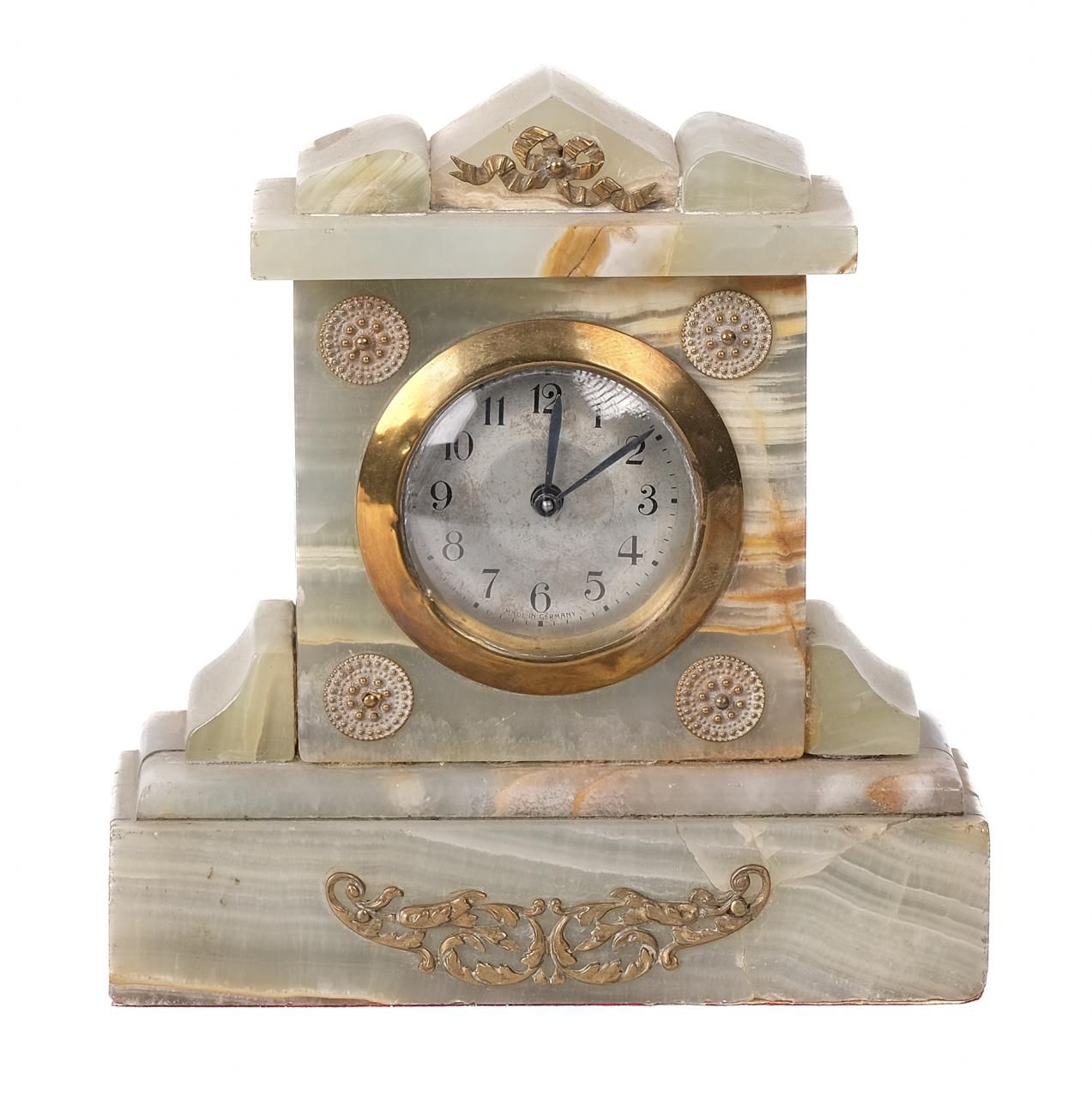 Null Petite horloge de table en onyx vert. S. XX.

16 x 14,5 cm