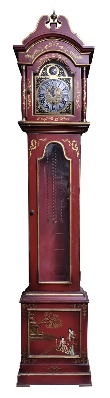 Null 红色漆木和中国风图案的高柜钟。S. XX.

185 x 21 x 36厘米

带摆锤和砝码。