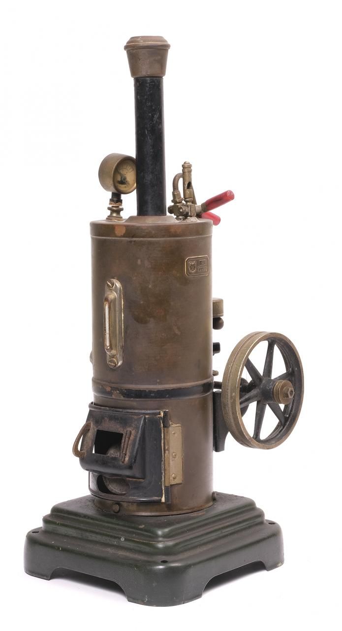 Null MÄRKLIN立式锅炉和倒置的黄铜蒸汽机。德国，约1930年

34 x 125 x 14 cm

锅炉带有下火门，水指示器，手轮和安全阀，安装在铸铁&hellip;