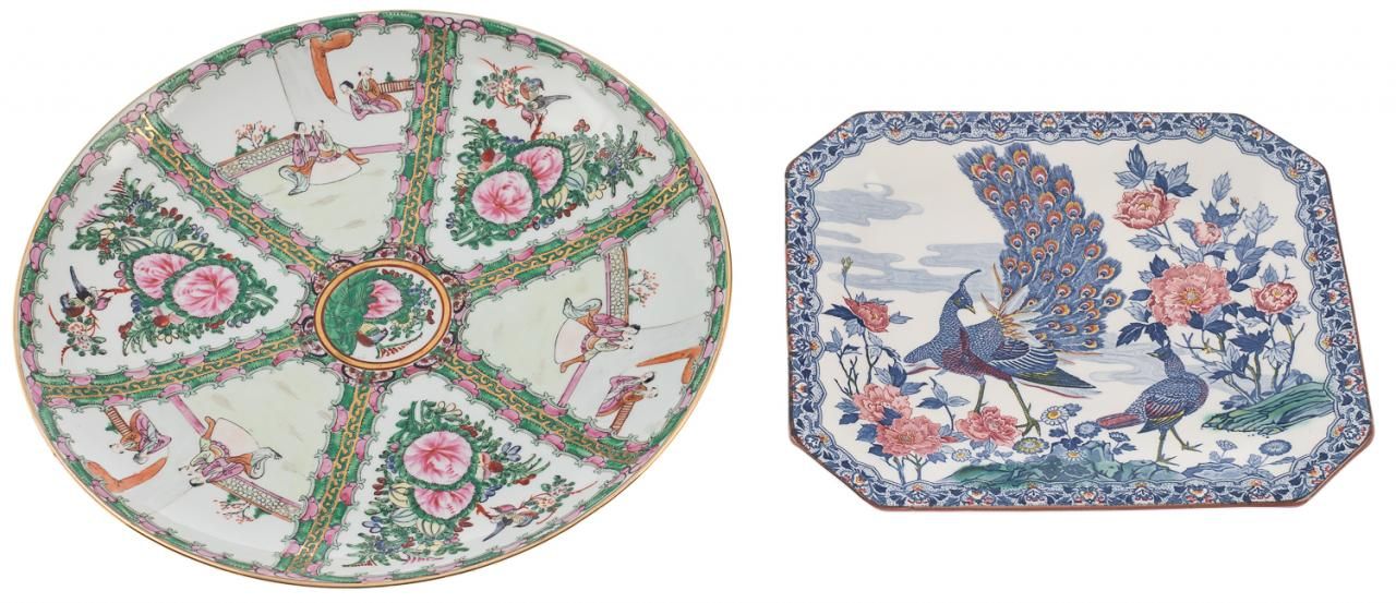 Null 一套两个东方珐琅彩瓷盘。S. XX 

40 x 40厘米和28 x 32厘米

其中一个是日本的孔雀和花卉装饰。另一个是中国的粤式粉红家族。它们的底&hellip;