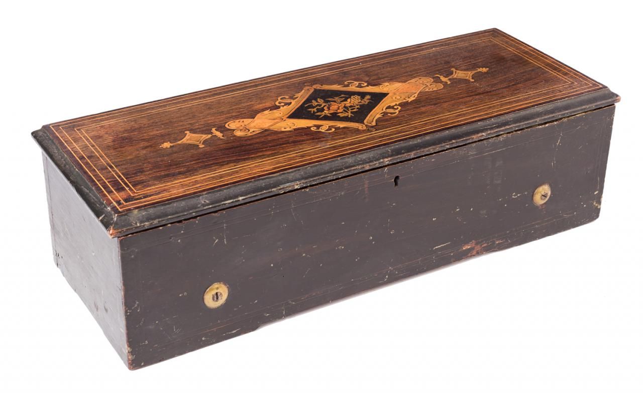 Null 瑞士古董音乐盒，有镶嵌装饰的盖子，里面有标签。由八件作品组成。H. 1865. 

12 x 48 x 20厘米 

不含钥匙。