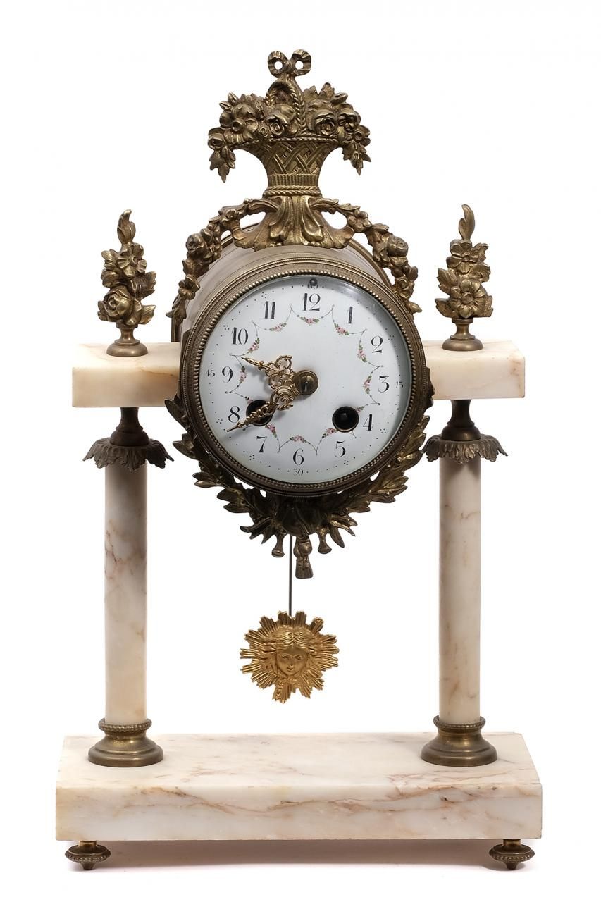Null 路易十六风格的白色脉纹大理石和鎏金铜的门廊钟。法国，ffs.S. XIX - ppios.S. XX.

38 x 11 x 22厘米

带摆锤。