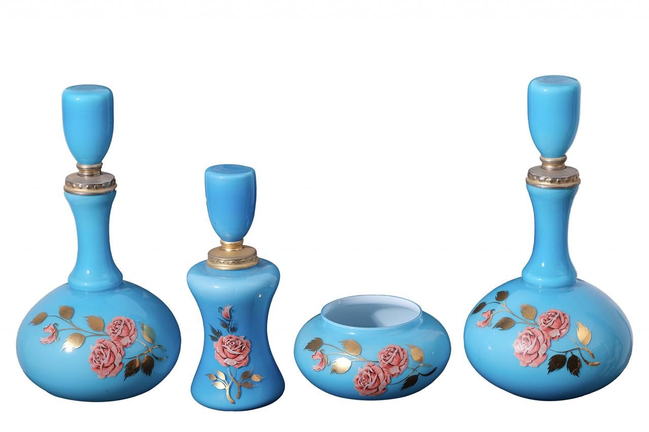 Null Set di quattro pezzi in opalina blu decorata con motivi floreali. S. XX.

2&hellip;