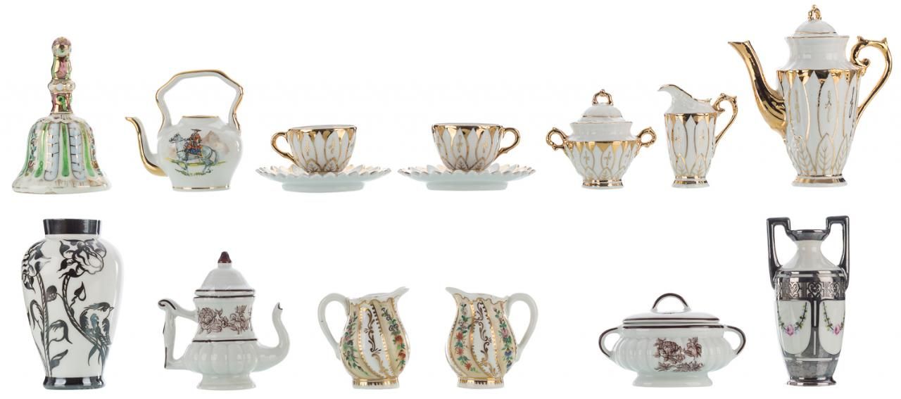 Null 一套13件瓷器包括一个小咖啡具，两个小壶，两个小花瓶，两个小咖啡壶，两个小咖啡壶，一个钟和一个汤锅。S. XX

最大高度：13厘米