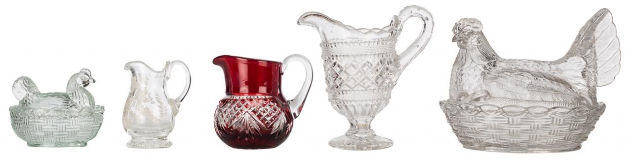 Null Lot of five pieces made of glass consisting of three jugs and two terrines &hellip;