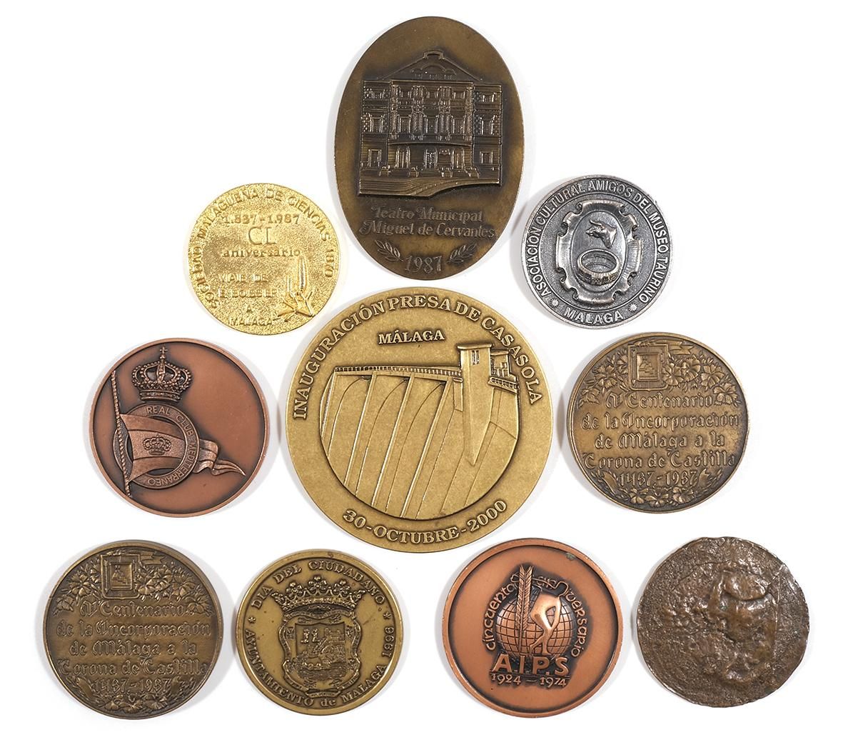 Null Lot composé de dix médailles commémoratives relatives à la ville de Malaga.&hellip;