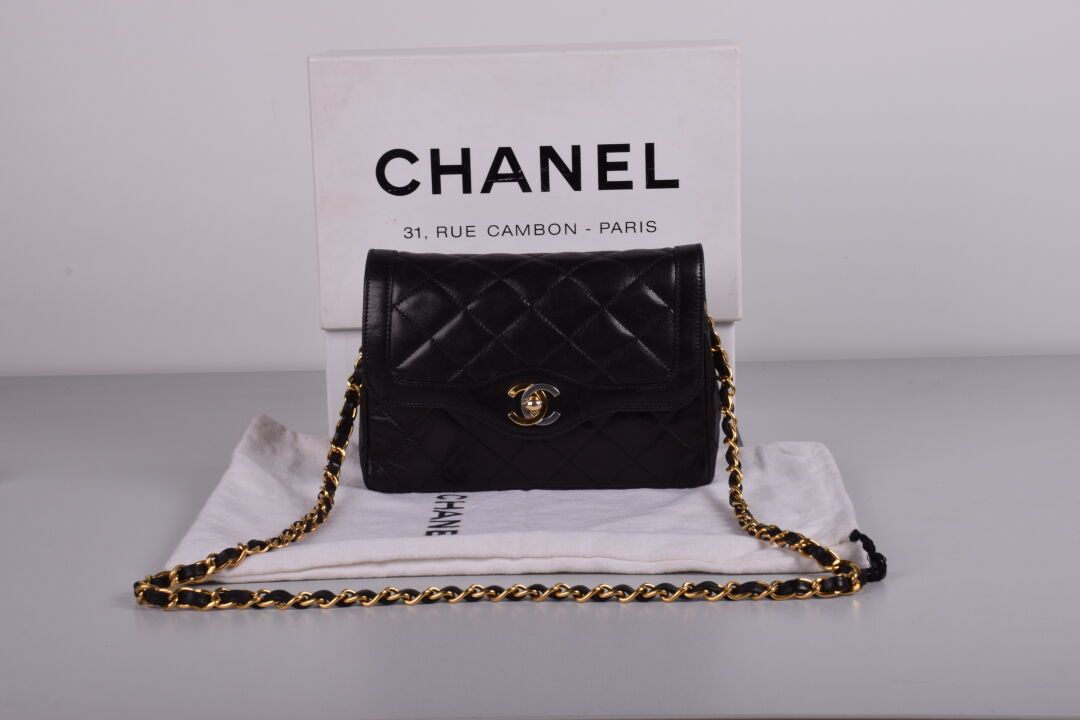 Chanel tote with chains bag black leather 20C