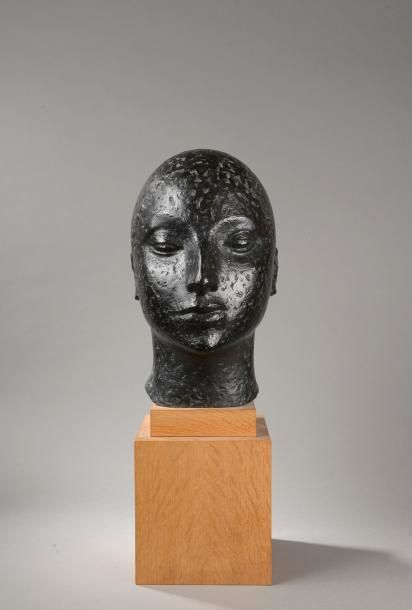 Georges OUDOT (1928-2004) Tête de femme Épreuve en bronze à patine noire, signée&hellip;