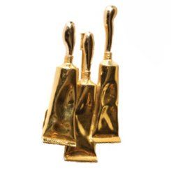 ARMAN (1928-2005) LES TROIS COULEES. Broche pendentif en or, stylisant trois tub&hellip;