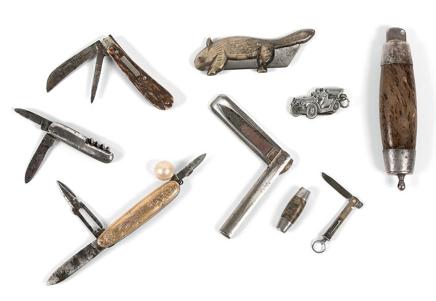 Null Sept couteaux pliants miniatures. En forme de voiture 1900. Un minuscule co&hellip;