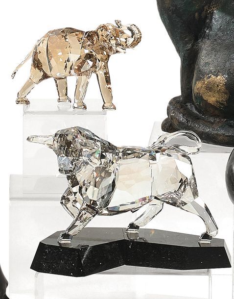 SWAROVSKY Taureau et éléphant.
Deux sculptures en cristal taillé.