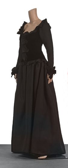 Nina RICCI Haute Boutique 
Robe du soir noire en dentelle, velours et lin, encol&hellip;